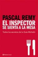 El inspector se sienta a la mesa