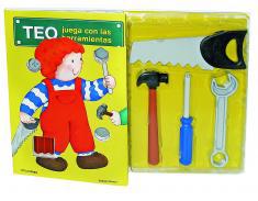 Teo juega con las herramientas