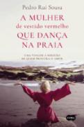 A mulher de vestido vermelho que dana na praia